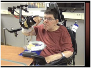 پیرالائزڈ آدمی اپنے ہاتھ سے کھانے پینے کے قابل ہوگیا