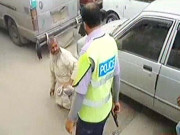 خیبرپختونخوا پولیس کے اہلکار کا بزرگ شہری پر بدترین تشدد