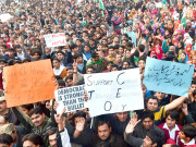 ’’جمہوریت بچائو‘‘پنجاب اسمبلی کے باہر مظاہرہ نعرے بازی 