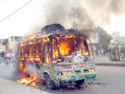 مدرسے کے 2طلبا سمیت مزید 8قتل کراچی میں سناٹا 8گاڑیاں نذر آتش