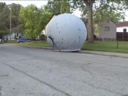 امریکا میں شدید طوفان کیوجہ سے گنبد نما پراسرار شے آسمان سے آگری