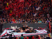 ڈبلیو ڈبلیو ای میں لحیم شحیم پہلوانوں کے مقابلے کی تاب نہ لا کر رنگ ٹوٹ گیا