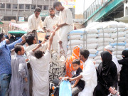 جماعت اسلامی کے تحت مستحق خاندانوں میں راشن کی تقسیم