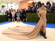 نیویارک فیشن شو پریانکا کا لباس مذاق بن گیا