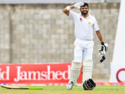 اظہرعلی کا سنچری بنانے کے بعد مصباح اوریونس کوسلیوٹ کرتے ہوئے خراج تحسین