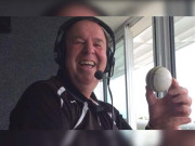 الیکس ہلیز کا زوردار چھکا گیند کمنٹری باکس میں جا پہنچی