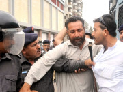 تنخواہیں نہ ملنے پر بلدیاتی ملازمین سراپا احتجاج پولیس کا لاٹھی چارج 27 مظاہرین گرفتار