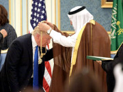 ڈونلڈ ٹرمپ کے شاہ سلمان کے سامنے جھکنے پر امریکی آگ بگولہ