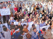 پاک کالونی مقتول فٹبالر کے ورثا کا احتجاج سڑک پر دھرنا 