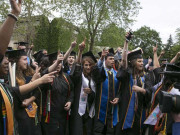 امریکی طلبہ کا حکومتی پالیسیوں کیخلاف احتجاج نائب صدر کی تقریر کا بائیکاٹ