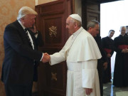 پوپ فرانسس نے بھی ٹرمپ کا ہاتھ جھٹک دیا ویڈیو سوشل میڈیا پر وائرل