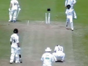 کاؤنٹی میچ میں میسن کرین نے ’ڈبل باؤنس‘ گیند سے ڈین ایلجر کو آؤٹ کردیا