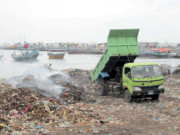 کچرا سمندر کے کنارے پر پھینکنے سے ساحل پر آلودگی پھیلنے لگی