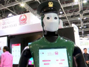 دبئی میں روبوٹ پولیس اہلکار افطار کی توپ چلانے لگے