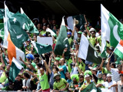 پاک بھارت میچ کے دوران کشمیریوں کا اسٹیڈیم کے باہر احتجاج