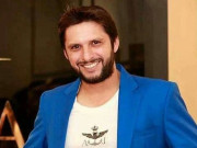 خواتین میں گھرے شاہد آفریدی شرم سے چھوئی موئی ہو گئے