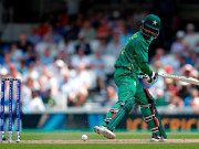 حفیظ کی خوش قسمتی گیند اسٹمپس سے ٹکرانے کے باوجود بیلز نہیں گریں