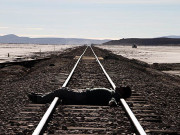 عاشق محبوبہ کو محبت کایقین دلاتے ٹرین کے آگے جاگرا