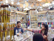 عید کی تیاریاں چوڑیوں کی دکانوں پر خواتین کا رش بڑھ گیا