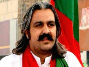 عمران خان نے علی امین گنڈا پور کو گلیڈیئر جہاز کے ذریعے عیدی گرانے سے روک دیا