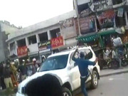 لاہور میں ٹریفک وارڈن کی غصے میں آکر گاڑی پر لاتوں کی برسات