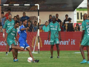 کراچی میں عالمی فٹبالرز ان ایکشن