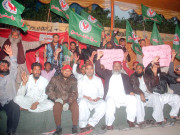 کارکنان کے قتل کیخلاف سنی تحریک کا پریس کلب پردھرنا 