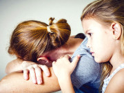 بیٹی کو خوش دیکھنا چاہتی ہیں تو ڈپریشن سے بچیں