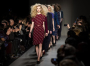 امریکا میں ہوا خواتین کے دیدہ زیب ملبوسات کا رنگا رنگ فیشن شو 