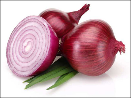 ایک وقت تھا جب پیاز کی پوجا کی جاتی تھی اور اسے بانجھ پن کا علاج بھی سمجھا جاتا تھا۔ (فوٹو: فائل)