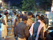 ڈیفنس میں پولیس نے سینیٹر کے بیٹے کو اسلحہ بردار محافظوں سمیت روک لیا   