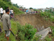 لینڈسلائیڈنگ کے نتیجے میں منڈی سے پٹھان کوٹ جانے والی اہم شاہراہ کا 200 میٹر حصہ بھی منہدم ہوگیا۔ فوٹو: فائل