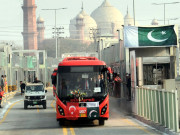 میٹرو بسوں میں  ہلڑبازی روکنے کے لئے پولیس اہلکار تعینات 