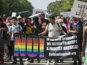 امریکا میں نسل پرستی کے خلاف ہزاروں افراد کی ریلی پولیس سے جھڑپیں