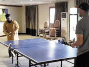 ڈھاکا میں علیم ڈار اور ایشٹون ایگر میں ٹیبل ٹینس میچ