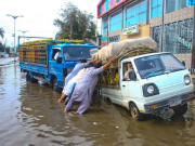 کراچی میں شدید بارشوں سے ملکی تجارت و معاشی سرگرمیوں کا پہیہ جام