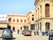 ڈی جے کالج کی تاریخی عمارت پرکنٹریکٹرنے گلابی رنگ کردیا  