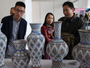 تاش کے ہزاروں پتوں سے بنے گلدان اورمرتبان