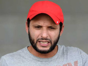 شاہد آفریدی نے اسٹیڈیم میں تماشائیوں کے درمیان بیٹھ کر میچ دیکھا