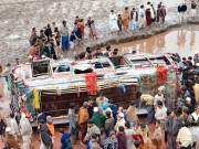 پشاور باراتیوں سے بھری بس نہر میں جاگری 19جاں بحق متعدد زخمی