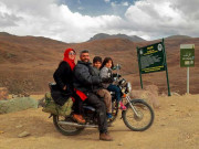 شہر شہر موٹرسائیکل پر گھومنے والا زندہ دل پاکستانی جوڑا