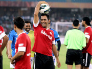 فلمسٹارز الیون سے نمائشی فٹبال مقابلے میں مہندرا سنگھ دھونی کے گول