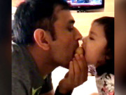 دھونی اور ان کی بیٹی زیوا میں بیسن کا لڈو کھانے کیلیے لڑائی