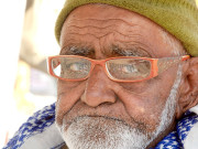 85 سال کی عمر میں بھی بوجھ نہیں بلکہ مددگار  