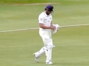 بھلکڑ فواد احمد اس بار بیٹنگ کے لیے جانے پر گلووز پہننا بھول گئے