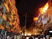 کراچی عباس ٹاؤن میں بم دھماکا 2 عمارتیں تباہ 45 افراد شہید 150 زخمی 