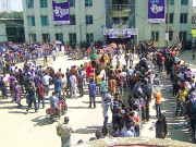 بنگلادیش میں ٹکٹ خریدنے والوں کے بوتھ پر پتھروں کی بارش 3 افراد زخمی