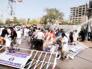 طبی پروگراموں کے ملازمین کا احتجاج  لاٹھی چارج  متعدد ڈاکٹر زخمی 