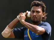 سورنگا لکمل ٹیسٹ اننگزمیں بغیر رن دیئے 3 وکٹیں لینے والے دوسرے بولر بن گئے