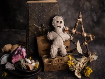 کالے جادو کے الزام پر ہجوم کا حملہ، ماں اور ایک سالہ بچے کو زندہ جلا دیا